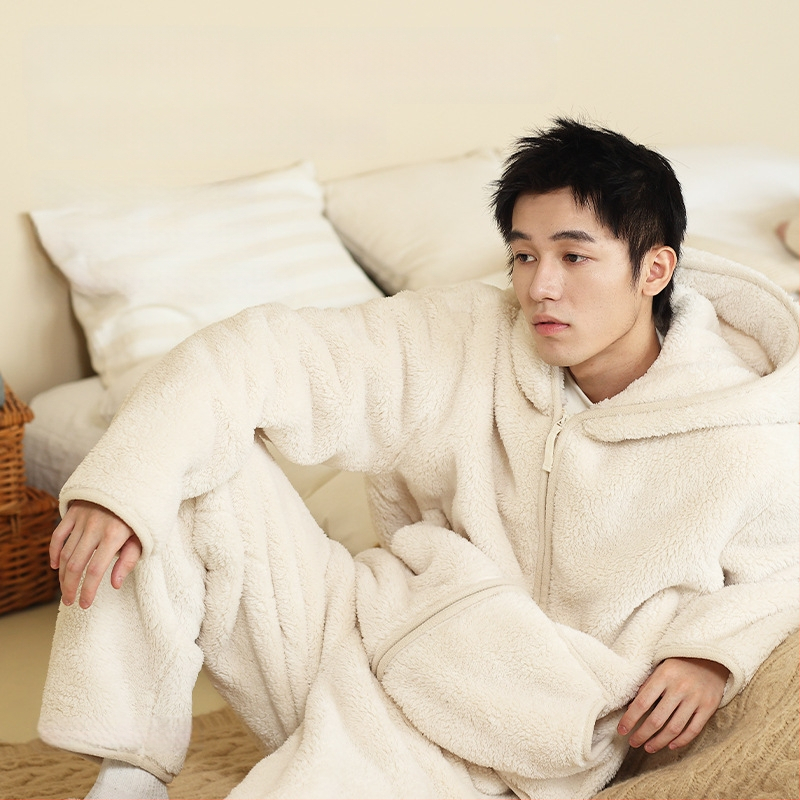 Meeste kapuutsiga pijamase komplekt paksust veluurist – kardiganistiil, V-kaelus, pikad varrukad, ekstra paks materjal 401–500 g/m², sobib talveks, kevadeks ja sügiseks, võib kanda ka väljas