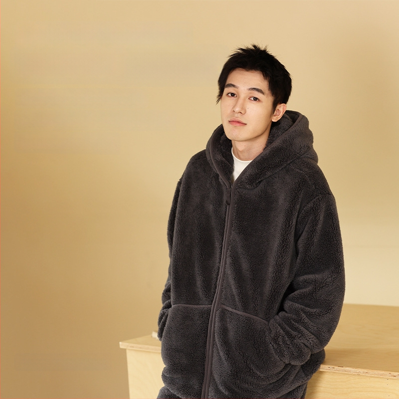 Meeste kapuutsiga pijamase komplekt paksust veluurist – kardiganistiil, V-kaelus, pikad varrukad, ekstra paks materjal 401–500 g/m², sobib talveks, kevadeks ja sügiseks, võib kanda ka väljas