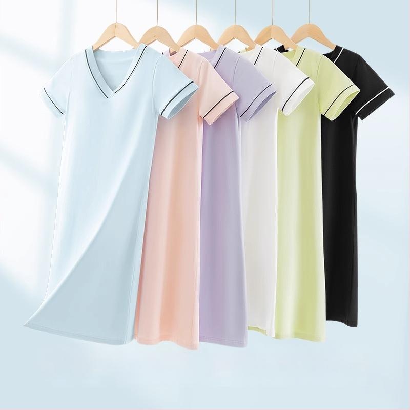 Medvilninė trumpų rankovių naktinukė su V formos iškirpte, įsiūta krūties pagalvėlė, patogiam namų dėvėjimui