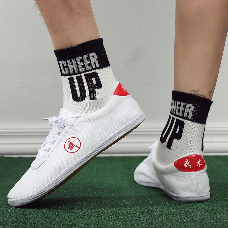 Cīņas apavi ar auduma augšdaļu un teļa cīpslas zoli – pretslīdēšanas, vieglas un elpojošas, priekšējā aizdare