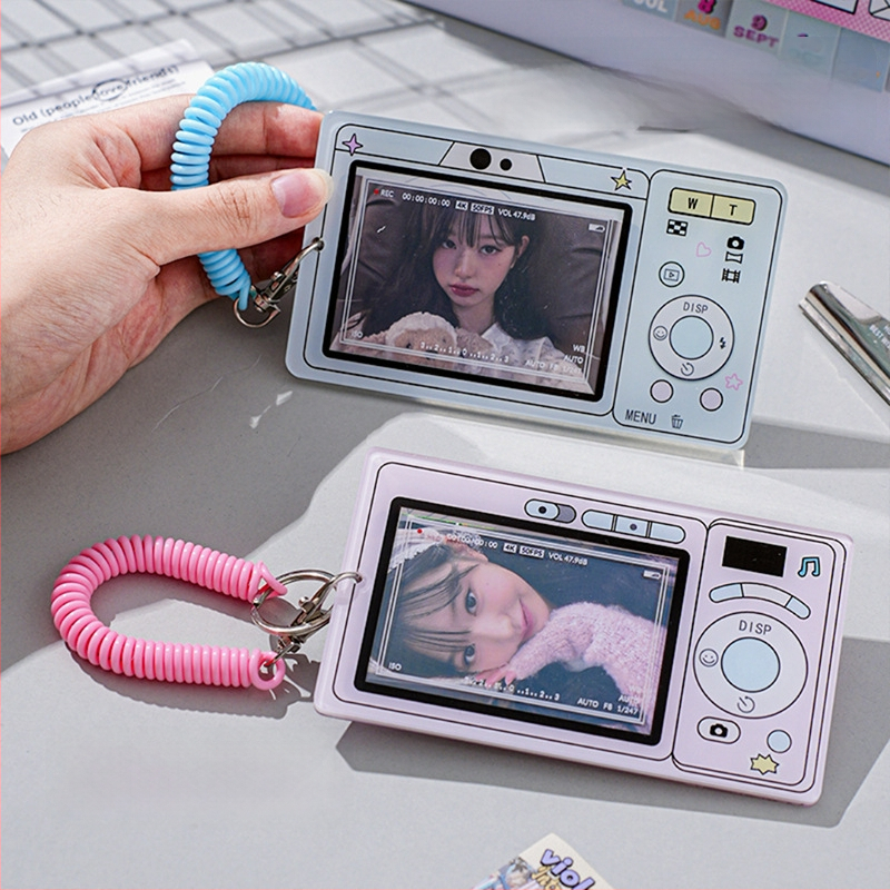 Akrilo kortelių laikiklis su retro fotoaparato motyvu — kortelėms/ID ir nuotraukų saugojimas, šiuolaikiškas paprastas stilius