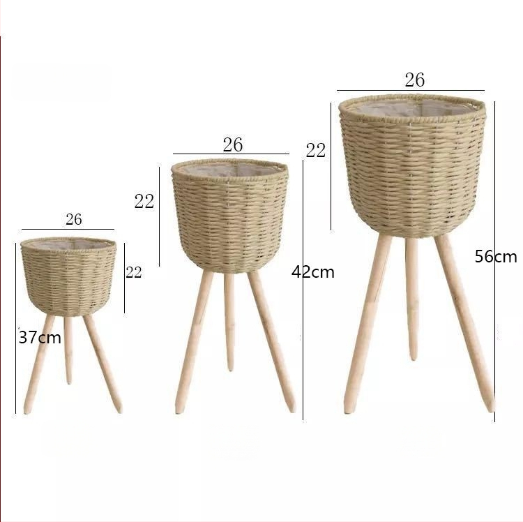 Rataninis gėlių krepšelis ant medinio aukšto grindų stovo vidaus interjerui, kvėpuojantis ir patvarus