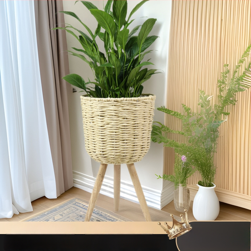 Rataninis gėlių krepšelis ant medinio aukšto grindų stovo vidaus interjerui, kvėpuojantis ir patvarus