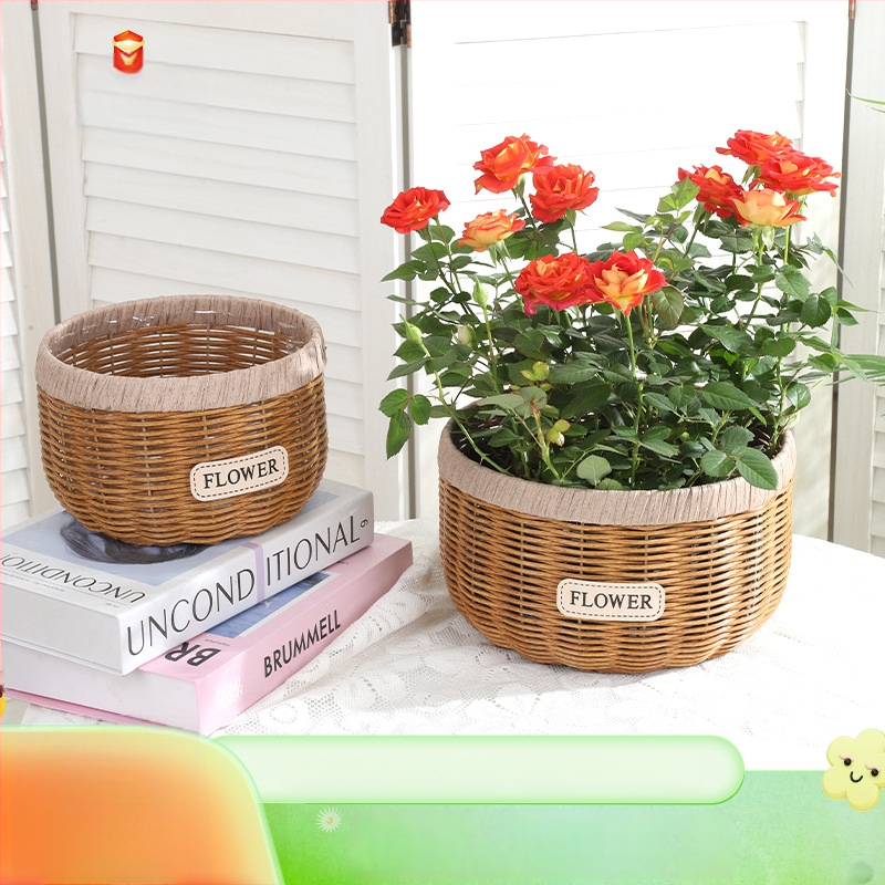 Gėlių vazonas iš imitacinio ratano su plieno rėmu; rankų darbo pynimas (Medžiaga: PE imitacija ratano + plieno rėmas; Naudojimo forma: stalelyje arba grindyse; Amatas: rankų darbas; Gamybos metodas: pynimas)