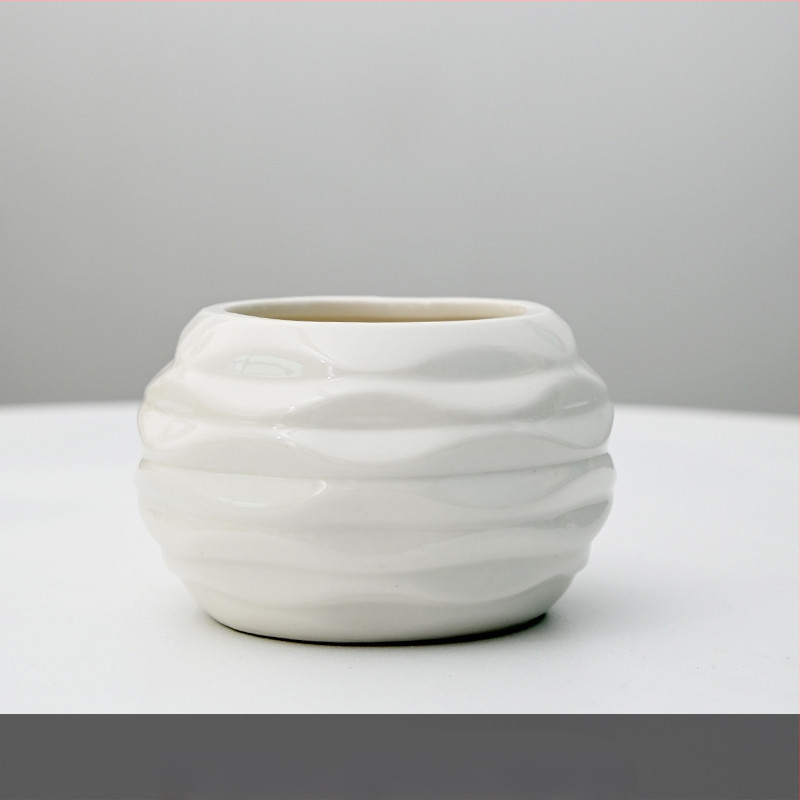 Keraamiline lillepott logotüübi trükiga; lihtne portselani disain; sobib laua- või põrandakasutuseks; poolmanuaalne tootmisprotsess.