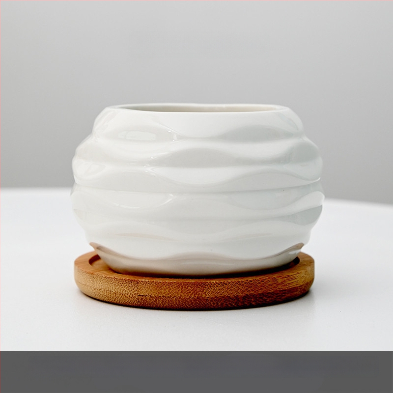 Keraamiline lillepott logotüübi trükiga; lihtne portselani disain; sobib laua- või põrandakasutuseks; poolmanuaalne tootmisprotsess.