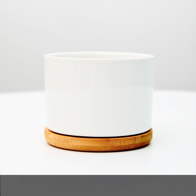 Keraamiline lillepott logotüübi trükiga; lihtne portselani disain; sobib laua- või põrandakasutuseks; poolmanuaalne tootmisprotsess.