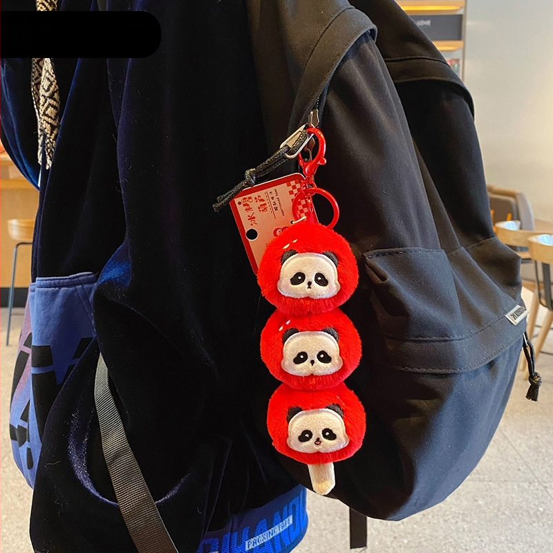 Plüüs Panda võtmehoidja – originaalne disain, karikatuuristiil; Materjal: plüüs; Funktsioonid: kotid ja võtmehoidja; Pakendamine: eraldi pakend; Kingitus