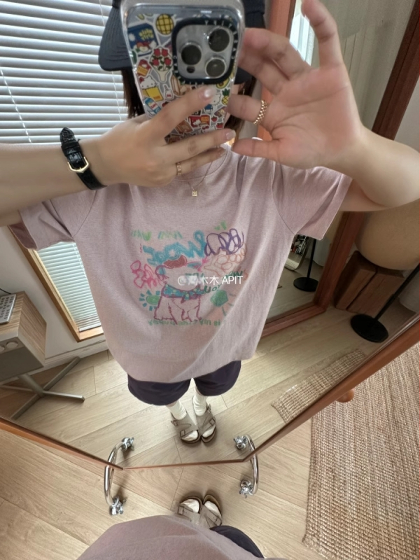 Naistele puuvillane T-särk loomamustriga, ümmarguse kaelusega, lühikeste varrukatega, lõdva lõikega, keskmise pikkusega