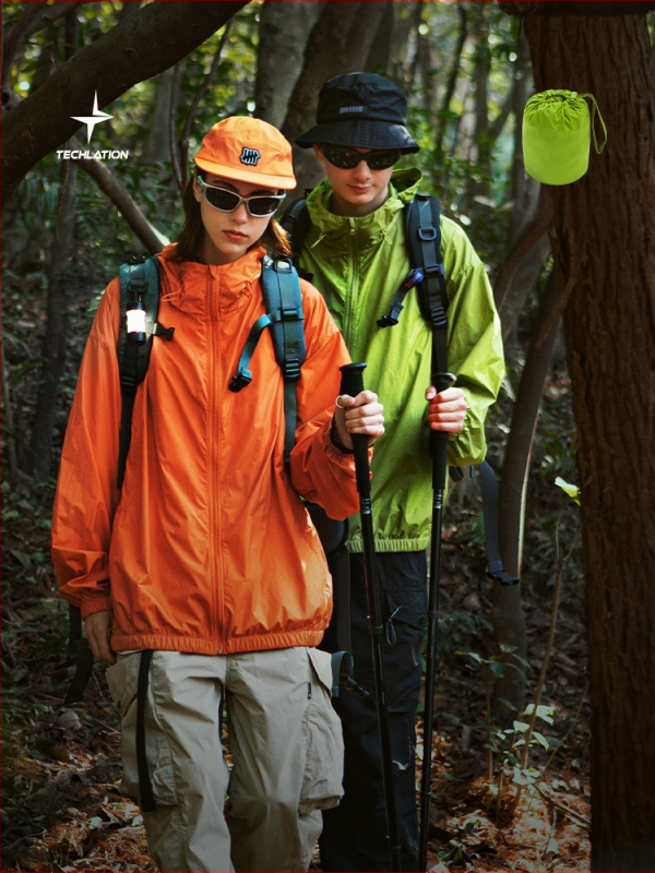 Jakk Tefloni kolmekaitse tehnoloogiaga päikesekaitseks, 100% polüester, kapuutsiga, vaba lõige.