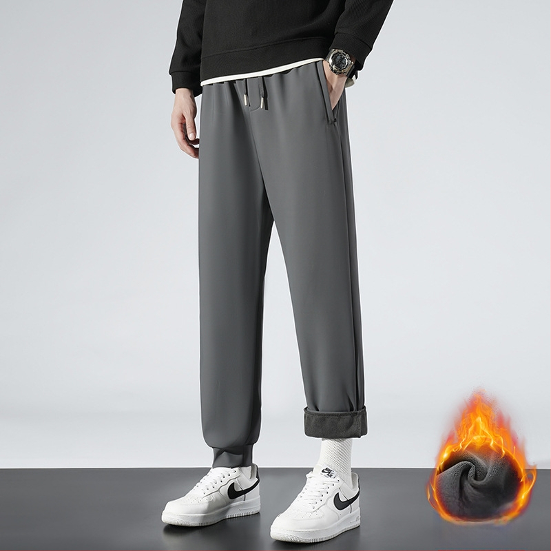 Vidutinio amžiaus vyrų kasdieninės kelnės su tiesiu siluetu, fleece pamušalas, žiema 2025.