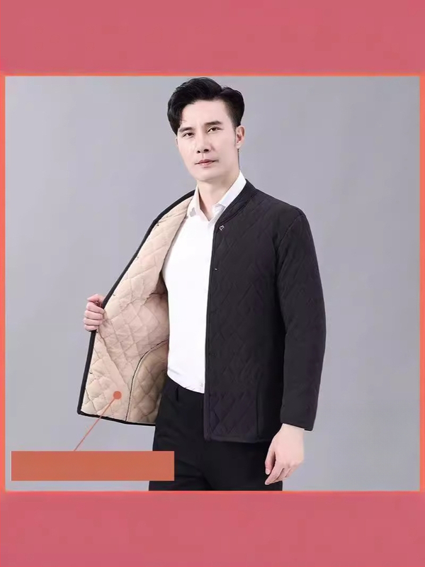 Vyrinė žieminė medvilninė striukė su fliso pamušalu, stovinti apykaklė, ilgos rankovės, įprasta kirpimo, šoninės kišenės, vienos eilės sagos, įprastas ilgis