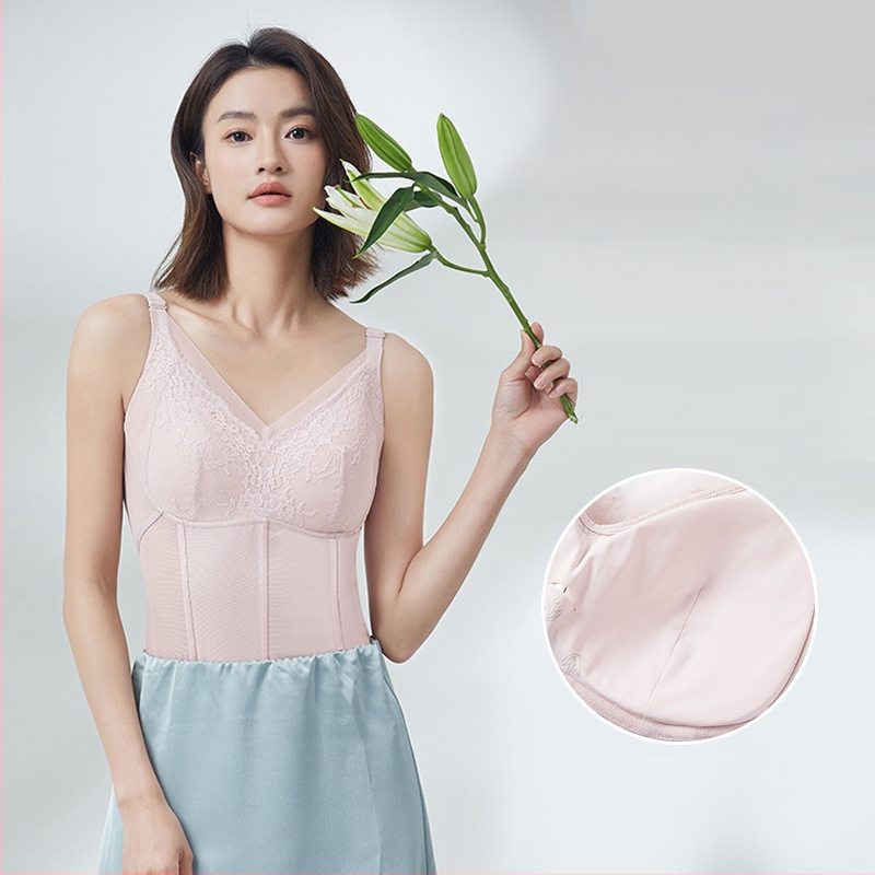 Kamisolė su nėriniais ir krūtinės pagalvėlėmis, V formos iškirptė, petnešėlės tipo sling, nailono audinys