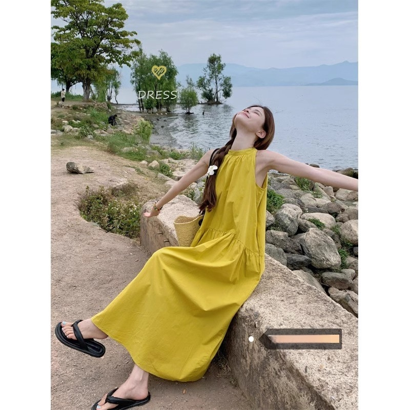 Pikk A-siluetiga kleit halterneck-kaelusega ja õlgade avamisega, polüesterkangast