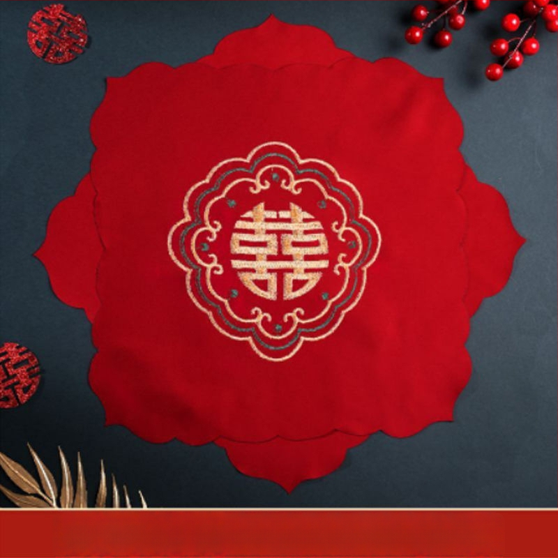 Išsiuvinėta satino nuotakos galvos skara tradicinėms kinų vestuvėms (Medžiaga: siuvinėtas satinas; Naudojimas: vestuvės; Kategorija: Kitos vestuvinės prekės)