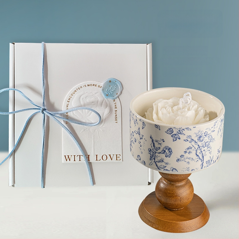 Kamēlijas smaržīgā svece dāvanas kastē — sojas vaska maisījums, krūzes forma, ar drukātu logotipu