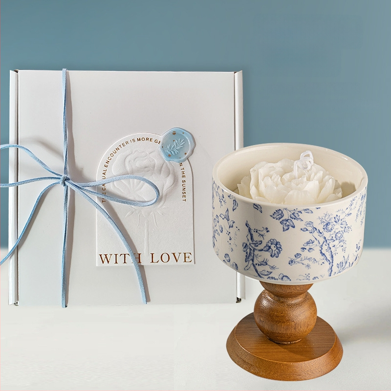 Kamēlijas smaržīgā svece dāvanas kastē — sojas vaska maisījums, krūzes forma, ar drukātu logotipu