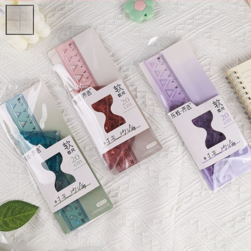 Plastikinis keturių liniuotų komplektas piešimui, įskaitant trikampio liniuotę ir kampometrą