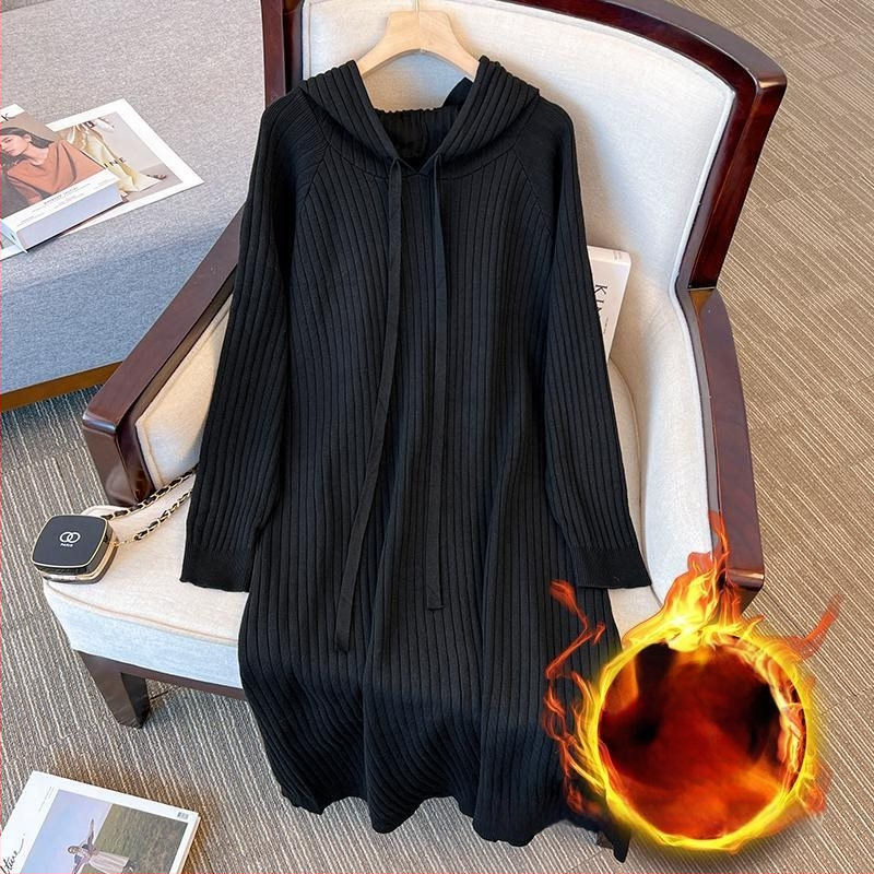 Kapuutsiga pikk kleit rayonist, sirge lõikega kleit, triibuline/ühtlane muster, kevad 2025 väljaanne.