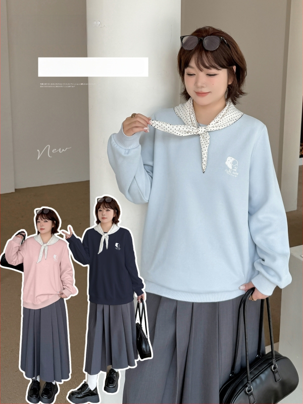 Didelių dydžių moterų koledžo stiliaus džemperis su šalikėliu - gobtuvas, apskritas kaklas, ilgom rankovėm, laisvas kirpimas, medvilnės–polieterio mišinys, siuvinėjimas, ruduo 2025