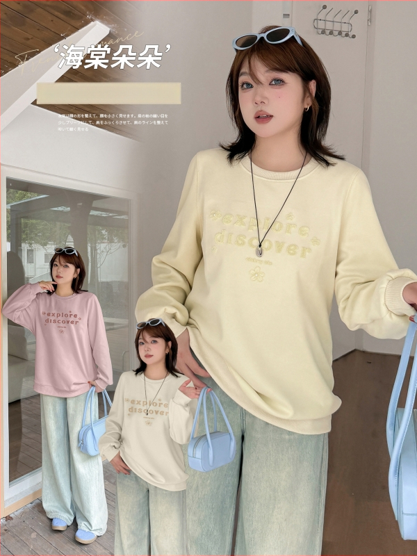 Moterų megztinis su gobtuvu ir apvaliu kaklu, ruduo 2025, siuvinėti tekstai, laisva kirpimo linija, vidutinio svorio medvilnės-poliesterio mišinys