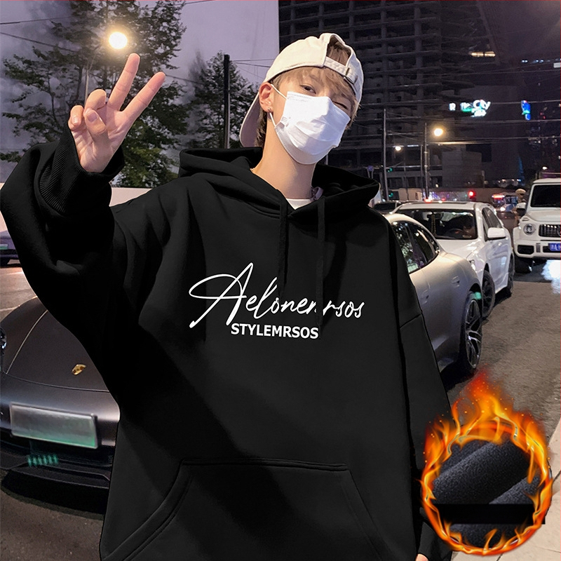 Vyrinė kapučas su gobtuvu iš medvilnės-poliesterio mišinio, fleece viduje, laisvas kirpimas, apvalus kaklas, kišenės su patch užtrauktukais