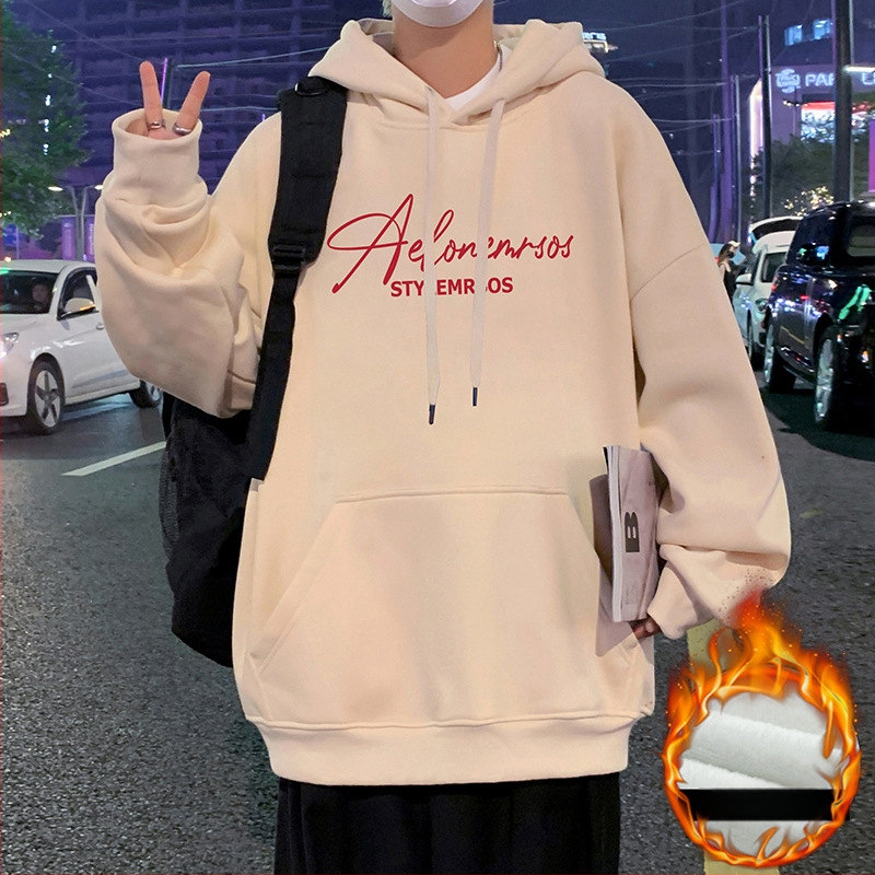 Vyrinė kapučas su gobtuvu iš medvilnės-poliesterio mišinio, fleece viduje, laisvas kirpimas, apvalus kaklas, kišenės su patch užtrauktukais