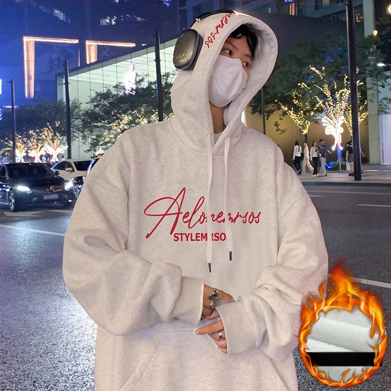 Vyrinė kapučas su gobtuvu iš medvilnės-poliesterio mišinio, fleece viduje, laisvas kirpimas, apvalus kaklas, kišenės su patch užtrauktukais