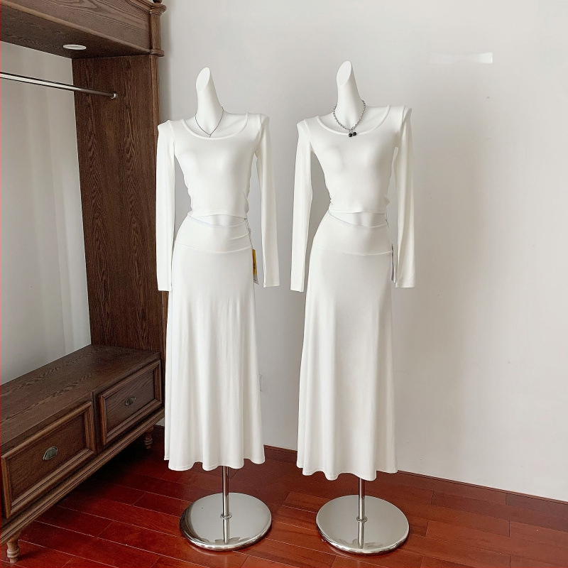 Kaheosaline kudumkostüüm: pikkade varrukatega U-kaelusega top ja pikk kõrge-taljega seelik, puuvillase elastaani segu, talv 2025