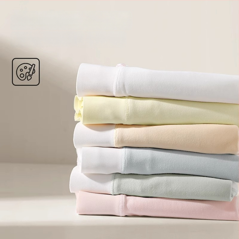 Moteriški medvilniniai apatininiai su vidutiniu juosmeniu, antibakteriniai ir kvėpuojantys; pagrindinis audinys 80–90% medvilnė; tarpinės įdėklas 100% medvilnė