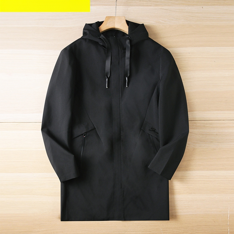 Vīriešu vidēja garuma trench jaka ar kapuci, stāvoša apkakle, rāvējslēdzēja aizdare, kabatas ar rāvējslēdzēju, poliesters, rudens