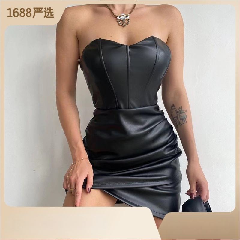 Poliesterinė suknelė su vamzdinio tipo viršumi, V formos iškirptė, be rankovių, trumpas ilgis, hip siluetas