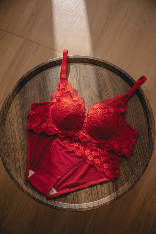 Nailoninė nėrinių liemenėlė mažoms krūtinėms, 3/4 puodelio, vidutinio formos kaušelis, push-up, šoninė parama, reguliuojami dirželiai, patogu, nugaros užsegimas su keturiais kabliukais