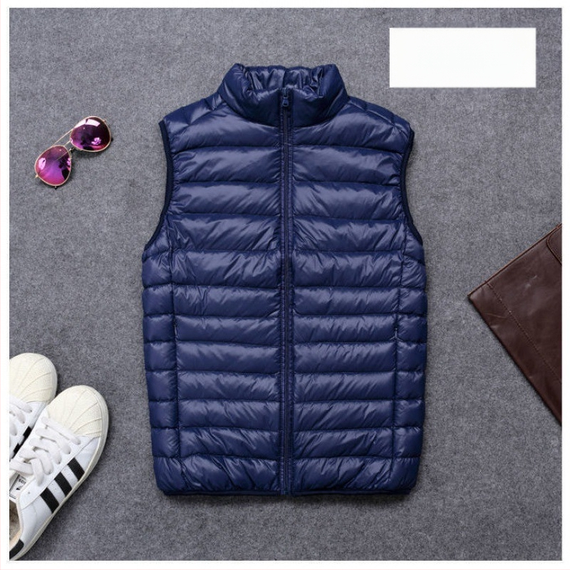 Vyrinė lengva pūnuota liemenė su White Duck Down užpildymu, kašmyro turinys 66–70%, trumpas ilgis (40–50 cm), be apykaklės, tinkama pavasariui ir rudeniui.