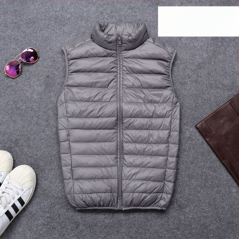 Vyrinė lengva pūnuota liemenė su White Duck Down užpildymu, kašmyro turinys 66–70%, trumpas ilgis (40–50 cm), be apykaklės, tinkama pavasariui ir rudeniui.