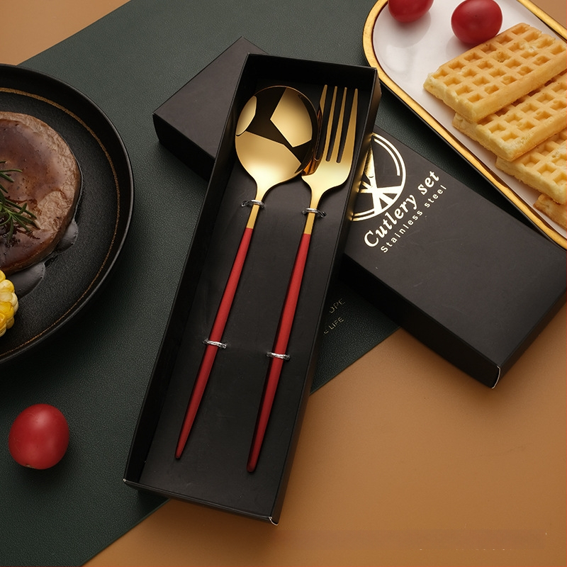 Nerūdijančio plieno stalo įrankių rinkinys – peilis, šakutė, šaukštas ir lazdelės; 410 nerūdijantis plienas, veidrodinis poliravimas, dovanos pakuotė, galimybė pritaikyti