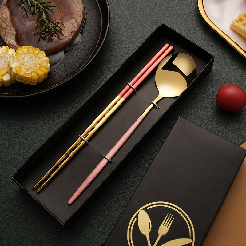 Nerūdijančio plieno stalo įrankių rinkinys – peilis, šakutė, šaukštas ir lazdelės; 410 nerūdijantis plienas, veidrodinis poliravimas, dovanos pakuotė, galimybė pritaikyti