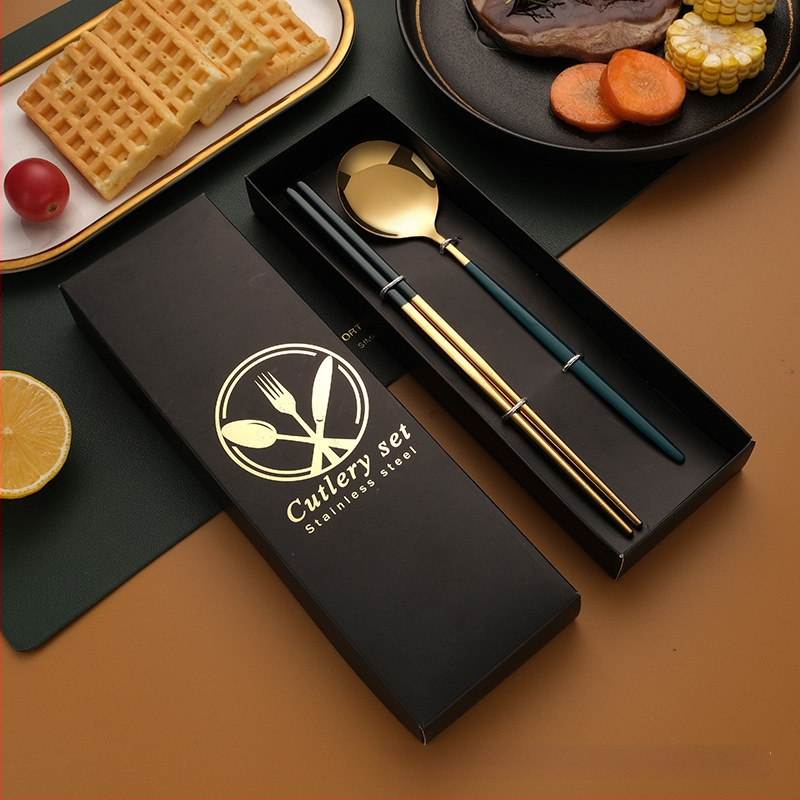 Nerūdijančio plieno stalo įrankių rinkinys – peilis, šakutė, šaukštas ir lazdelės; 410 nerūdijantis plienas, veidrodinis poliravimas, dovanos pakuotė, galimybė pritaikyti