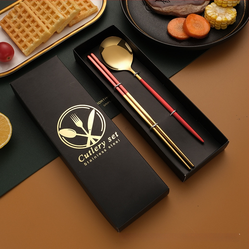 Nerūdijančio plieno stalo įrankių rinkinys – peilis, šakutė, šaukštas ir lazdelės; 410 nerūdijantis plienas, veidrodinis poliravimas, dovanos pakuotė, galimybė pritaikyti