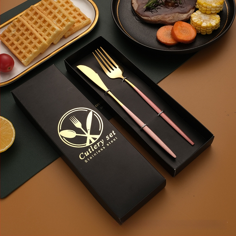 Nerūdijančio plieno stalo įrankių rinkinys – peilis, šakutė, šaukštas ir lazdelės; 410 nerūdijantis plienas, veidrodinis poliravimas, dovanos pakuotė, galimybė pritaikyti