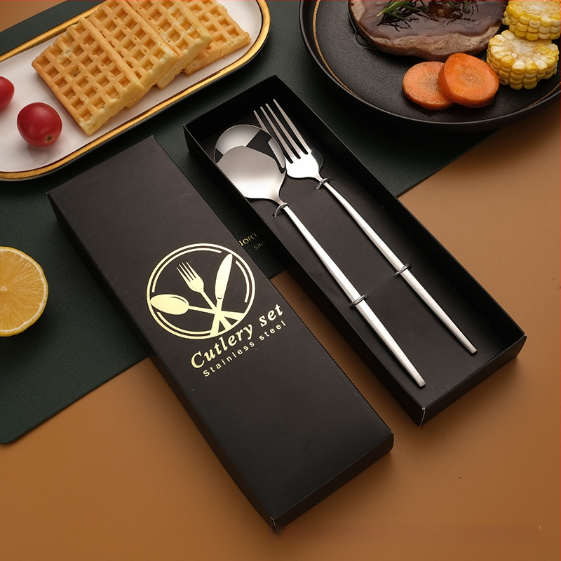 Nerūdijančio plieno stalo įrankių rinkinys – peilis, šakutė, šaukštas ir lazdelės; 410 nerūdijantis plienas, veidrodinis poliravimas, dovanos pakuotė, galimybė pritaikyti