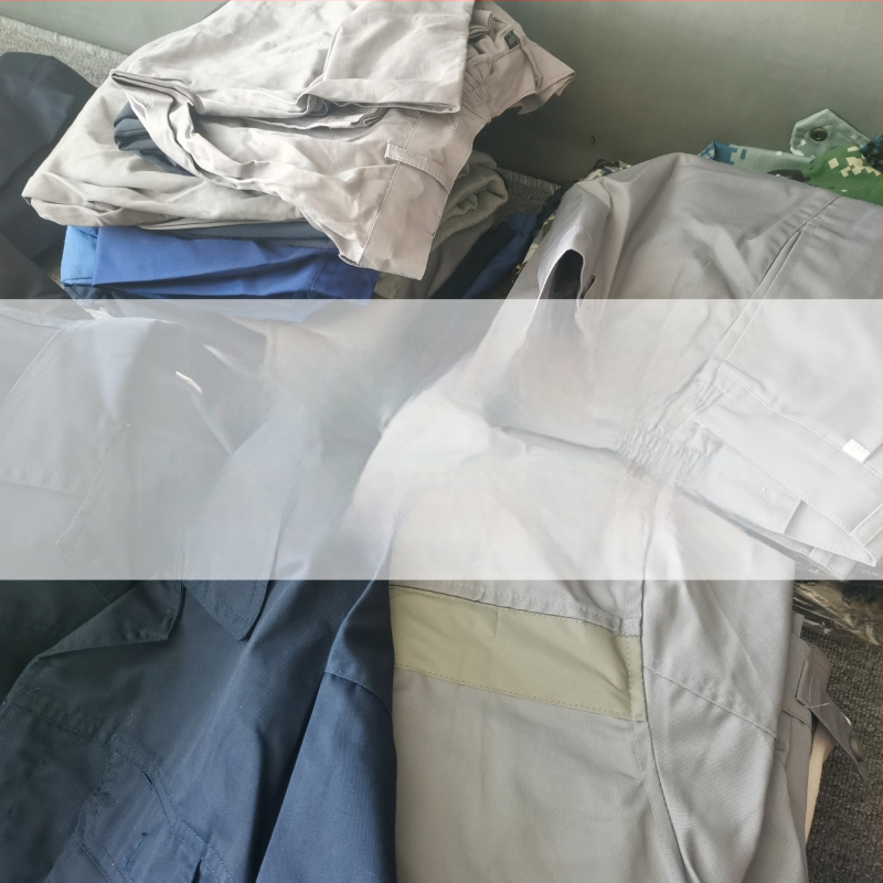 Darbinių kelnių fabrikui: atsparios dėvėjimui ir nešvarumams, drėgmę pašalinančios, iš medvilnės mišinio