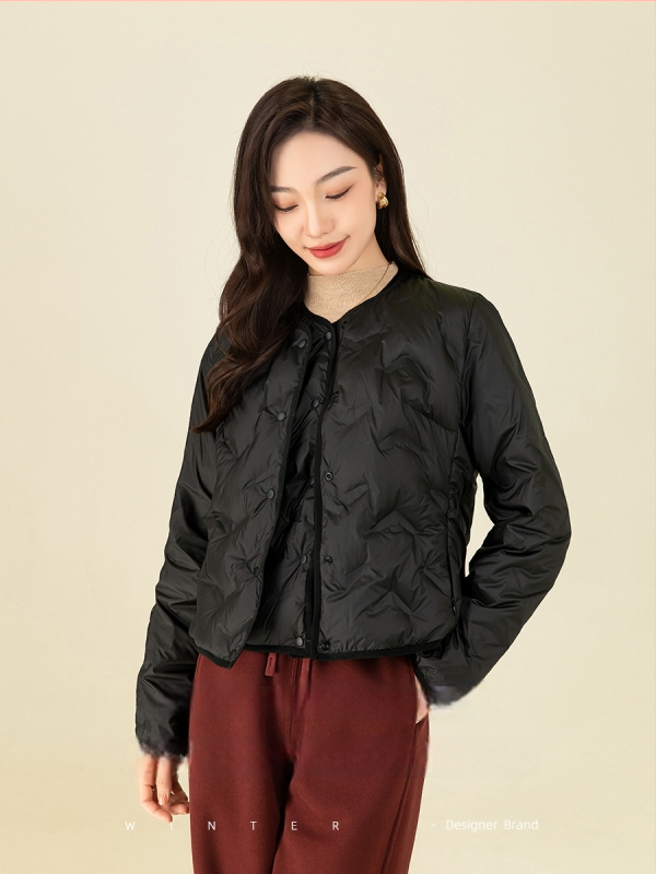 Moteriška pūkinė liemenė, siauras kirpimas, pūkų užpildas 86–90%, vidutinio storio, poliesterio audinys, ilgis 50–65 cm