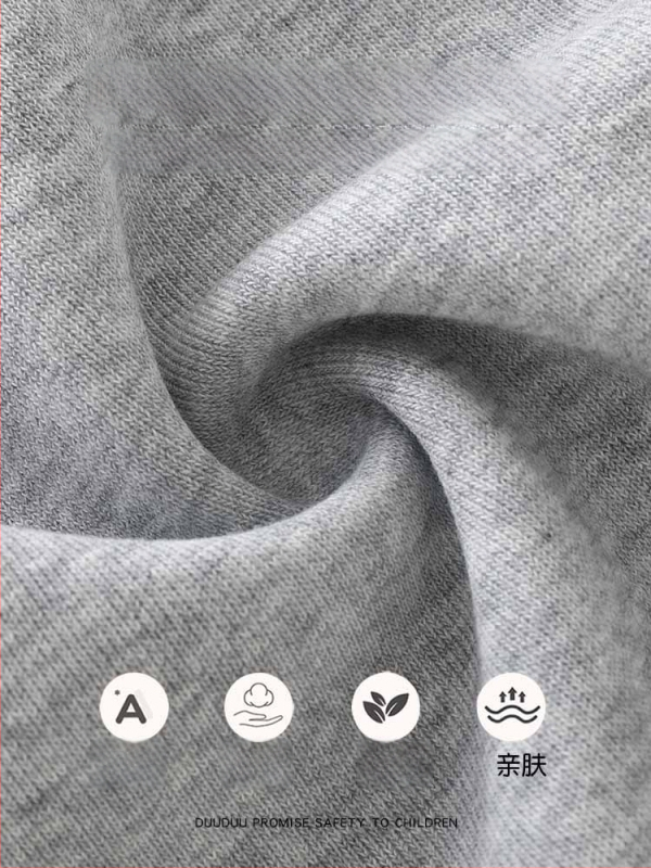 Mergaitėms užtrauktuku kardiganas su ilgomis rankovėmis, švarko tipo apykaklė, išorinis audinys 71% medvilnė + 29% poliesteris, pamušalas 95% poliesteris + 5% elastanas, amžius 1–3 metai, ruduo 2025.