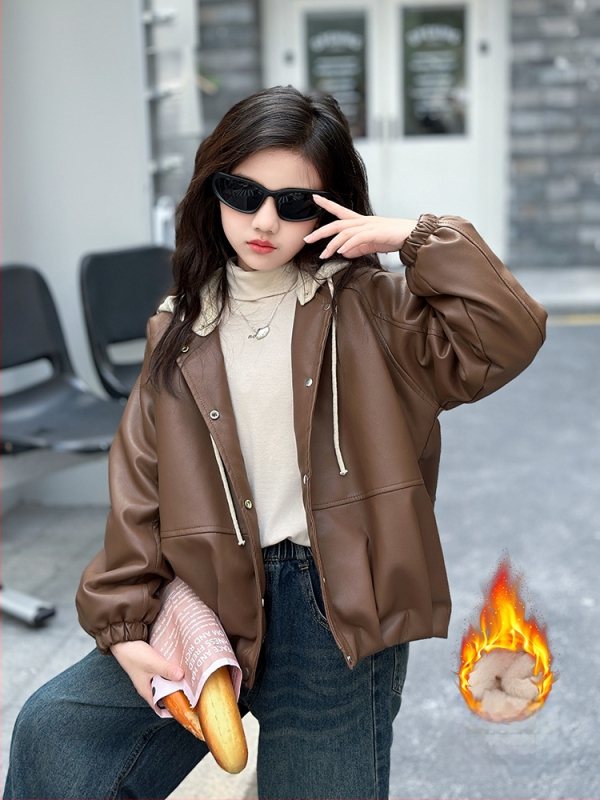 Mergaitei skirta PU odinė striukė su nuimamais gobtuvu, fliso pamušalas, trumpas siluetas, V kaklo iškirptė, užsegimas vienoje eilėje, 8 metų ir vyresnėms, ruduo 2025