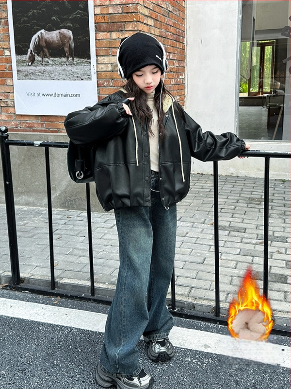 Mergaitei skirta PU odinė striukė su nuimamais gobtuvu, fliso pamušalas, trumpas siluetas, V kaklo iškirptė, užsegimas vienoje eilėje, 8 metų ir vyresnėms, ruduo 2025