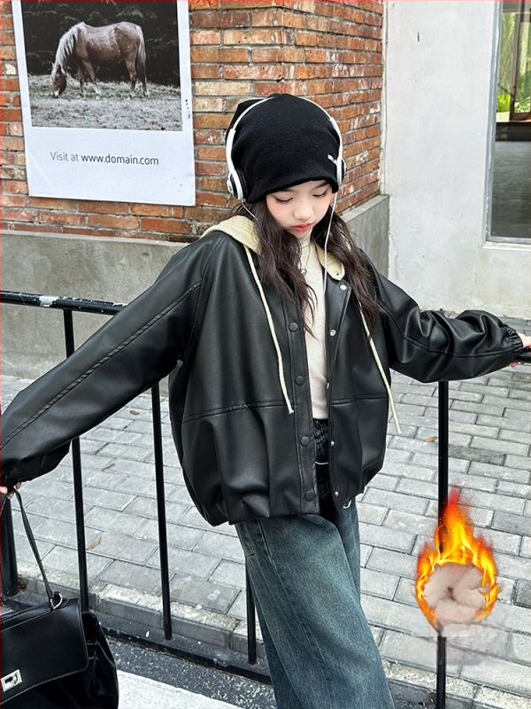 Mergaitei skirta PU odinė striukė su nuimamais gobtuvu, fliso pamušalas, trumpas siluetas, V kaklo iškirptė, užsegimas vienoje eilėje, 8 metų ir vyresnėms, ruduo 2025