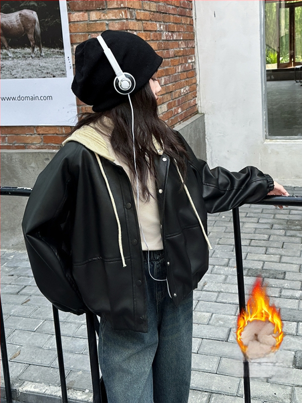 Mergaitei skirta PU odinė striukė su nuimamais gobtuvu, fliso pamušalas, trumpas siluetas, V kaklo iškirptė, užsegimas vienoje eilėje, 8 metų ir vyresnėms, ruduo 2025