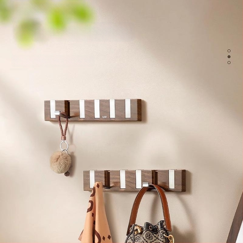 Lipni sieniniai kabliukų rinkinys su keturiais ar daugiau kablių, iš plastiko, apkrova 1–3 kg, dizainas – valrieksto grūdų tekstūra ir pianino klavišų įkvėptas stilius, modernus minimalistinis