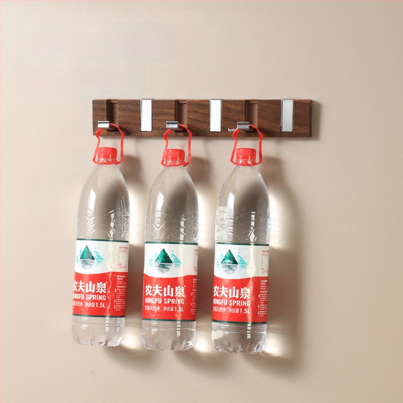 Lipni sieniniai kabliukų rinkinys su keturiais ar daugiau kablių, iš plastiko, apkrova 1–3 kg, dizainas – valrieksto grūdų tekstūra ir pianino klavišų įkvėptas stilius, modernus minimalistinis